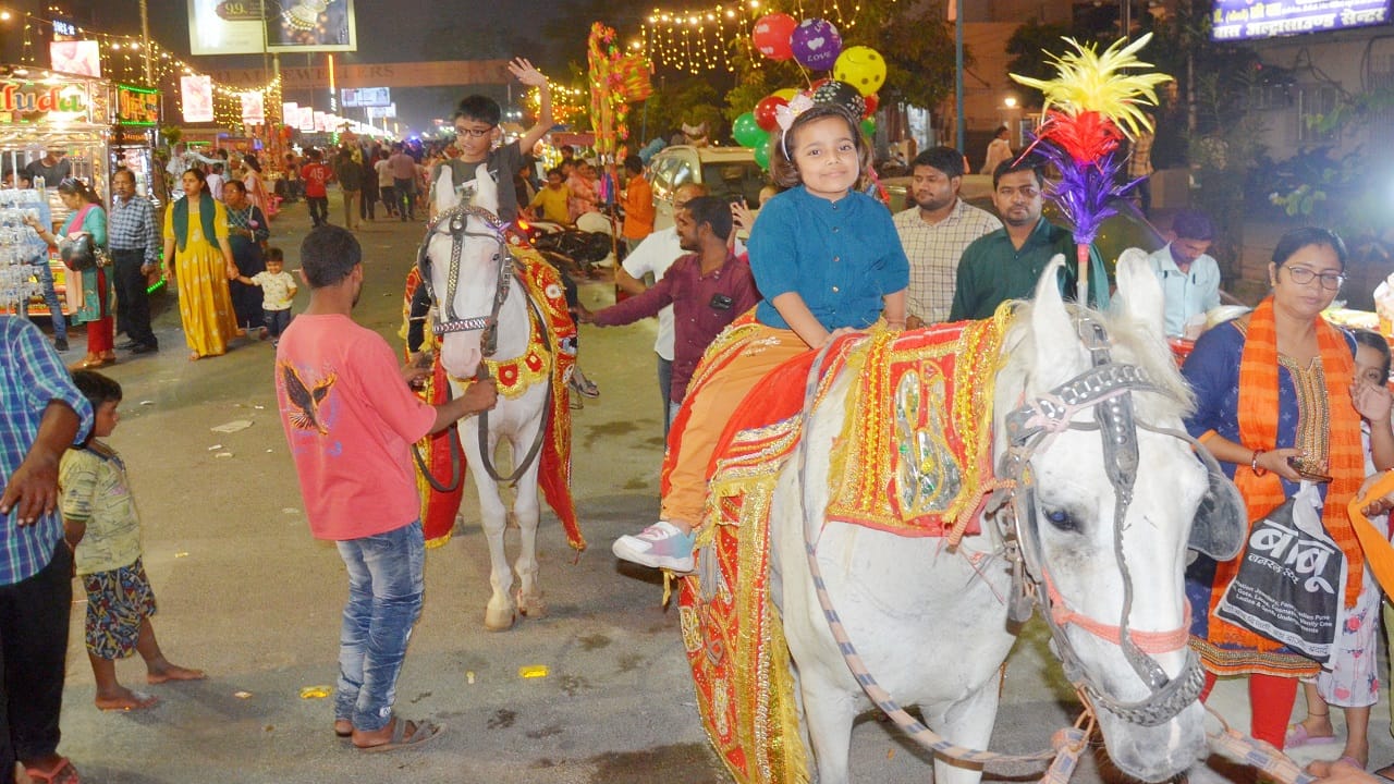 Singer Pooja Thackeray performed at Amar Ujala Diwali Carnival