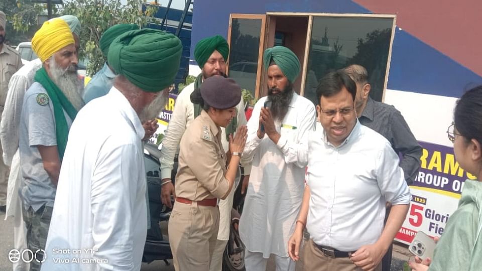 Minister Lal Chand Kataruchak and Agriculture Minister Gurmeet Singh Khudian meeting with farmer leaders in Ph