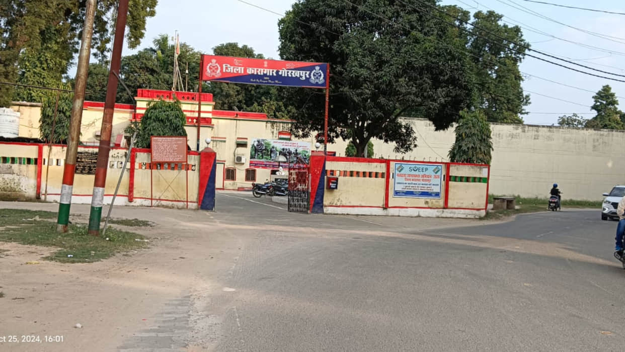 Gorakhpur jail break prisoner escaped from jail by climbing over high wall. 5, including jailer, suspended.
