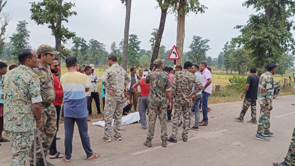 घटनास्थल पर पुलिस व अन्य लोग मौजूद