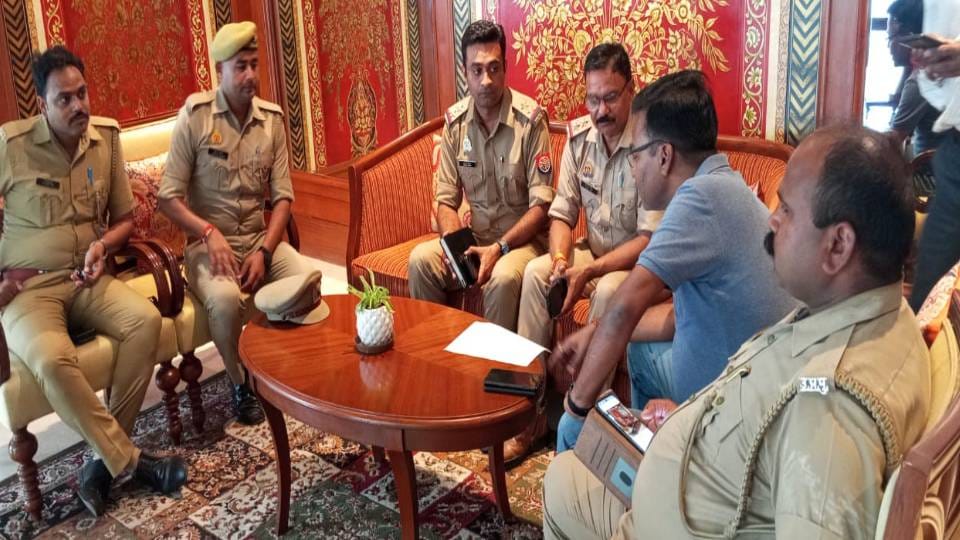 accused has threatened to blow up with bomb several hotels In Lucknow if he does not receive 5.50 lakh dollar