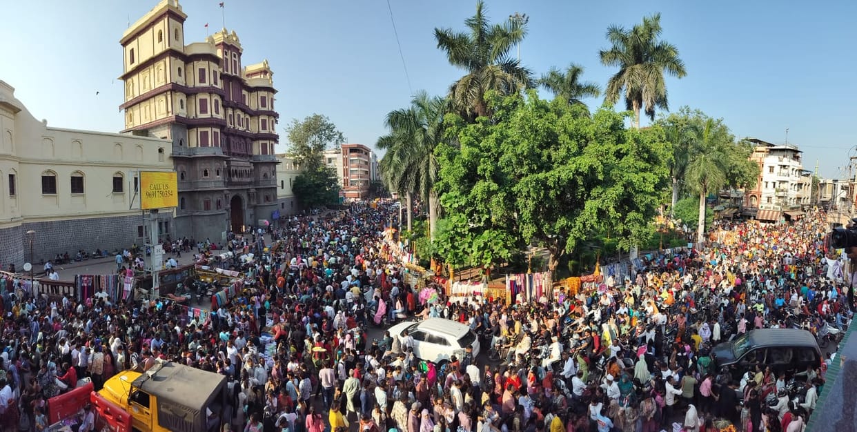 Indore: Crowd from bus, train to markets, people did a lot of shopping on the Sunday before Diwali.