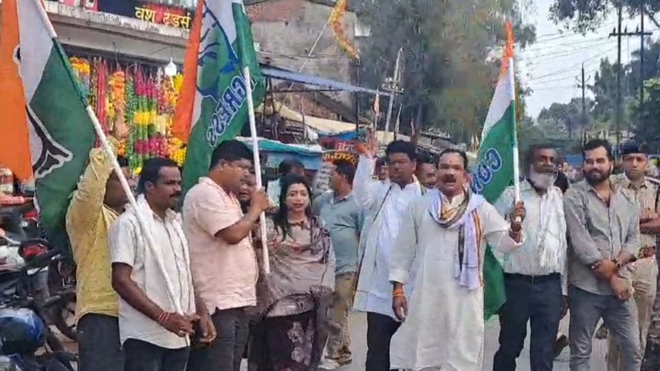 Protest against the government on police harassment and deteriorating law and order in Balrampur