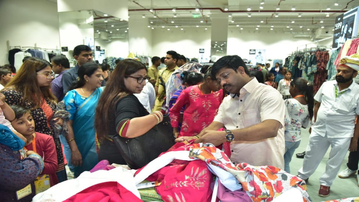 Minister Nandi took Diwali shopping to Lulu Mall for 800 slum children