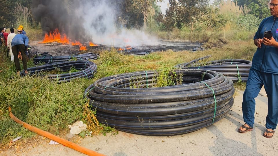 Fire broke out in plastic pipes in Ghaziabad, fire department team brought it under control