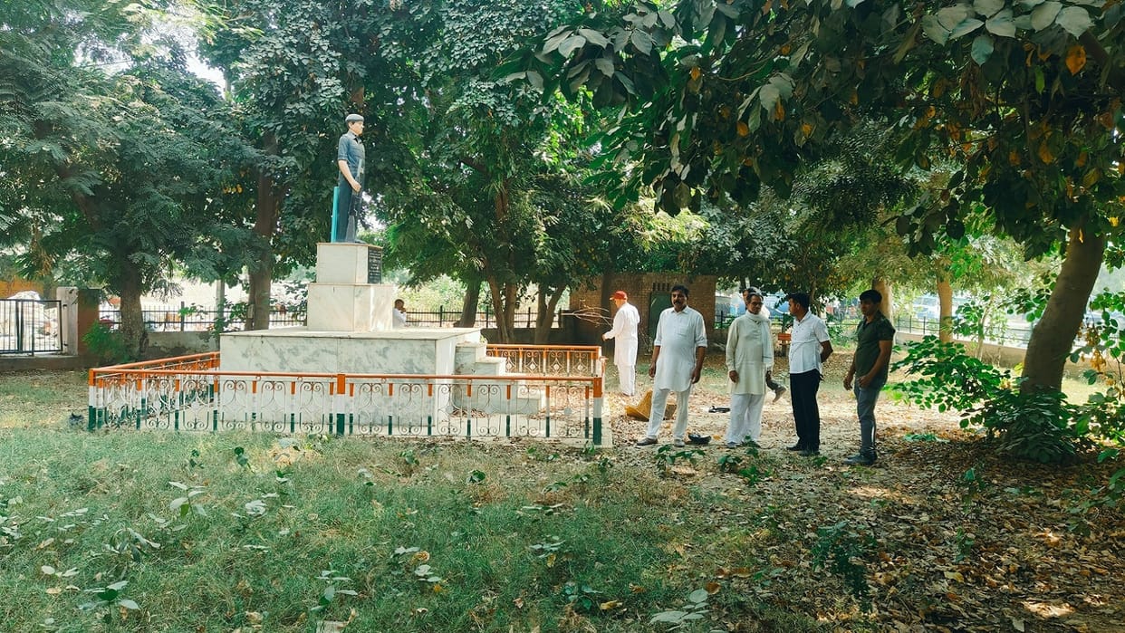 The park built in the name of Kargil martyr Narendra Singh in Bhattu Mandi is crying tears of misery