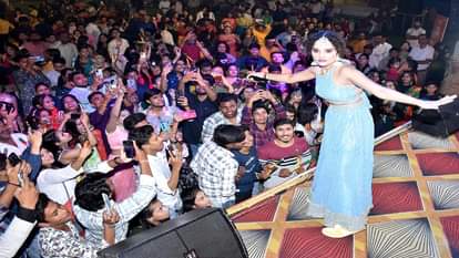 प्रस्तुति देती हरियाणवी गायिका शिवा चौधरी