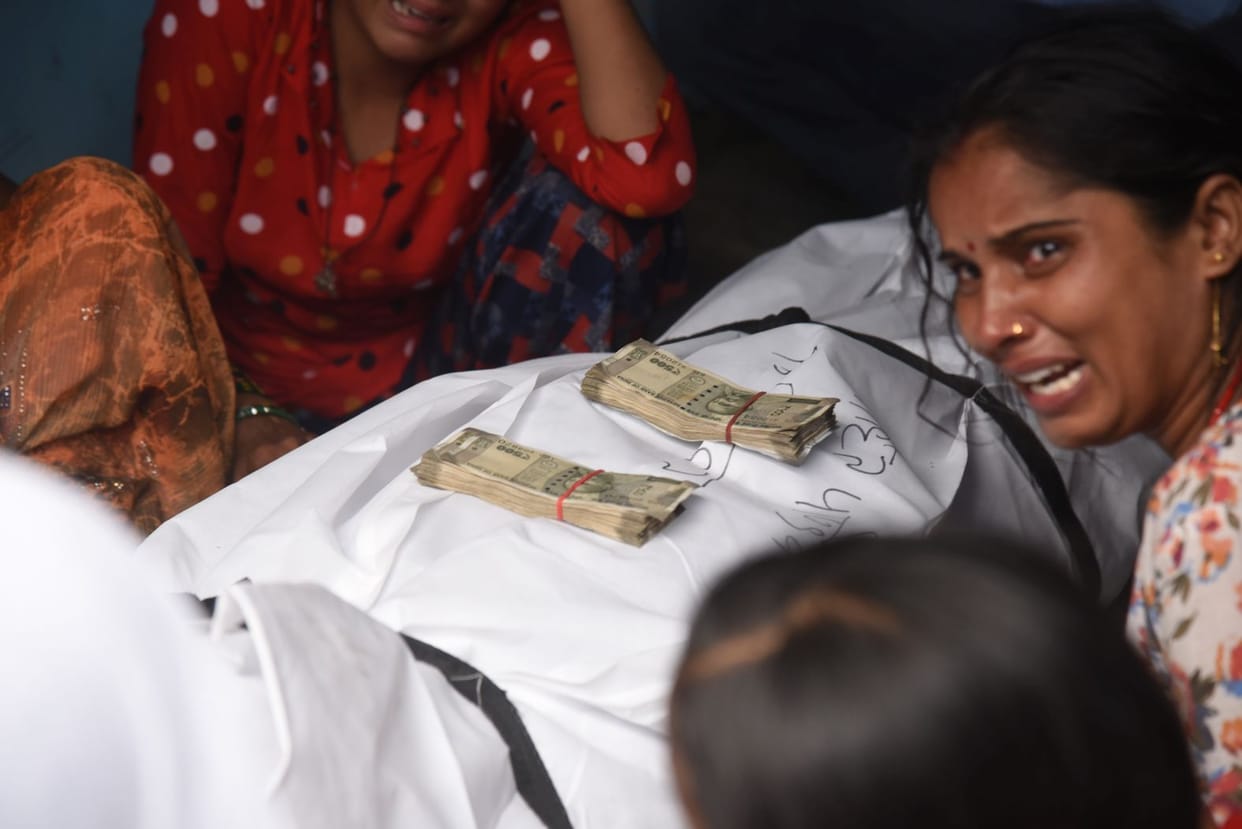 Lucknow: The case of death in police custody reached the Human Rights Commission, the wife kept the money give