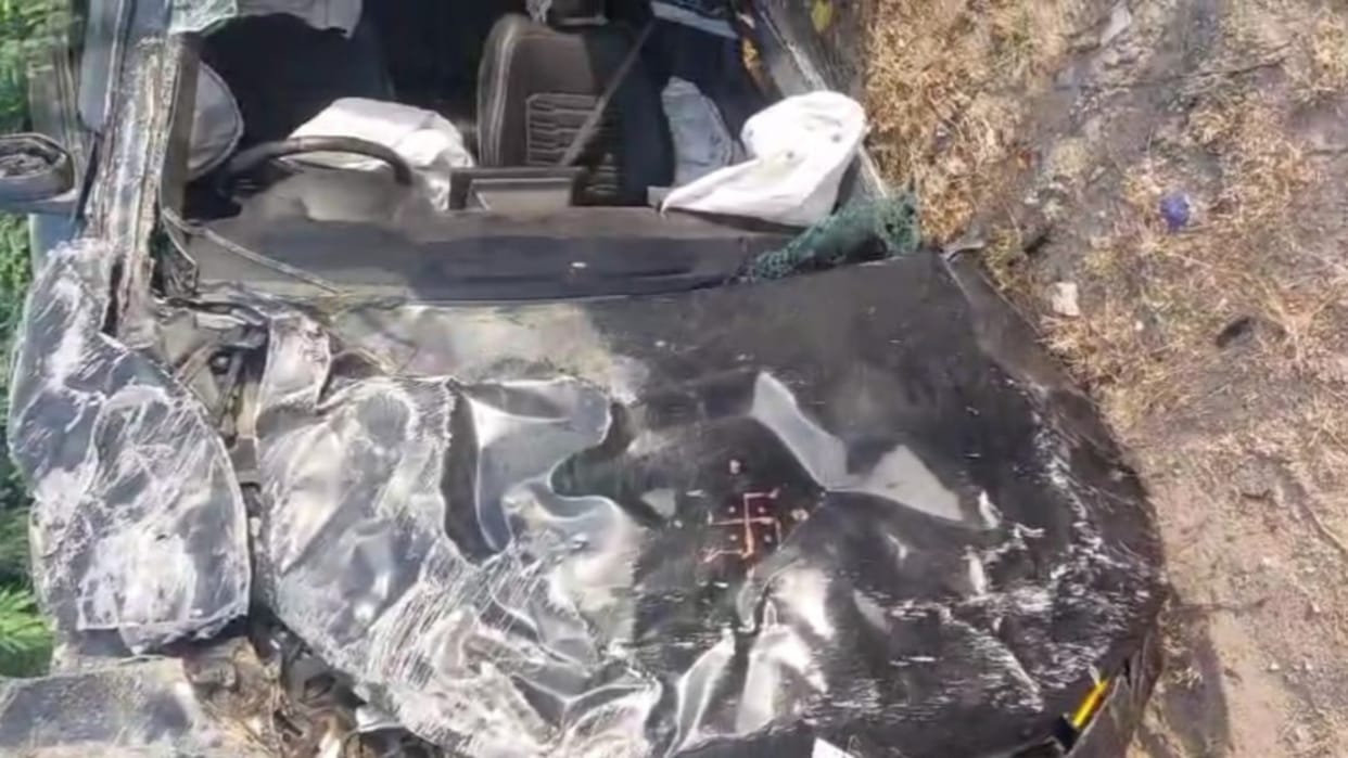 Bikaner News: Speeding car overturns after hitting divider, tragic death of young man and woman in accident