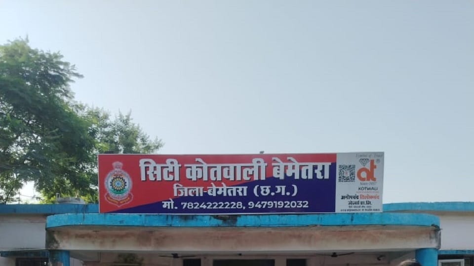 सड़क हादसे में दो लोगों की मौत