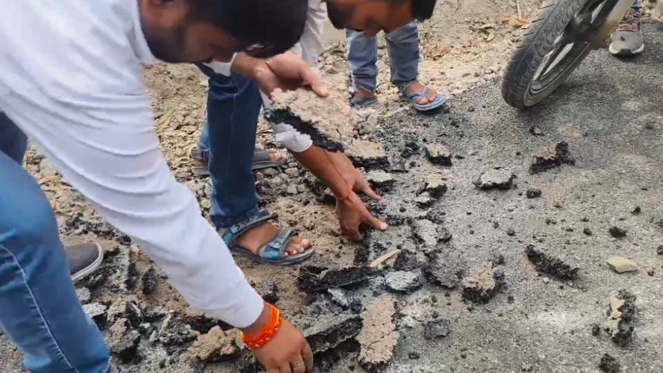 PWD constructing Maharajganj-Inhauna road to 36 cr In Raebareli Villagers created ruckus alleging corruption