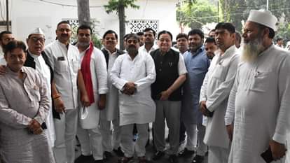 डीएम से मिलने कलक्ट्रेट पहुंचे सपा कार्यकर्ता