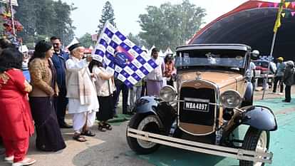 Vintage car Rally in Dehradun Virasat Mahotsav 2024 crowds gathered to watch lots of selfies