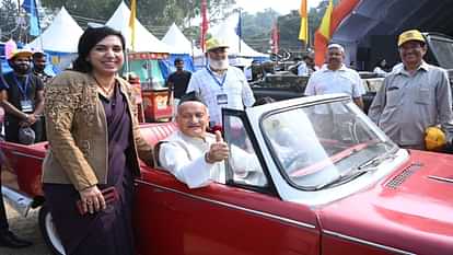 Vintage car Rally in Dehradun Virasat Mahotsav 2024 crowds gathered to watch lots of selfies