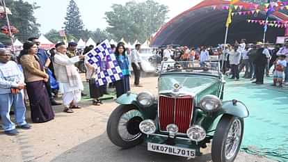 Vintage car Rally in Dehradun Virasat Mahotsav 2024 crowds gathered to watch lots of selfies