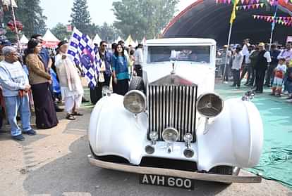 Vintage car Rally in Dehradun Virasat Mahotsav 2024 crowds gathered to watch lots of selfies