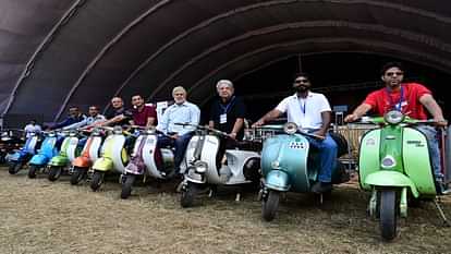 Vintage car Rally in Dehradun Virasat Mahotsav 2024 crowds gathered to watch lots of selfies