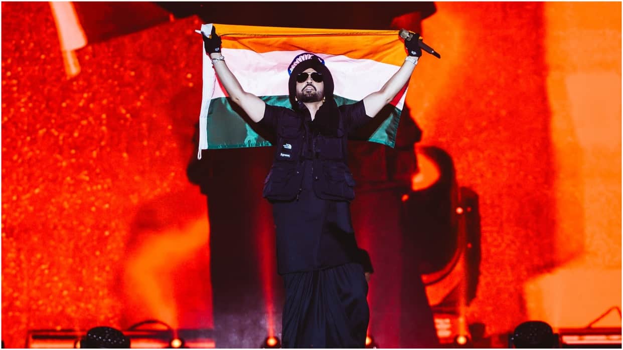 Diljit Dosanjh waves tiranga on dil luminati concert delhi fans super excited for singers performance
