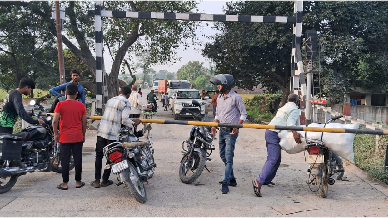 One youth died, two injured in a road accident in Deoria, four wheeler broke the mold