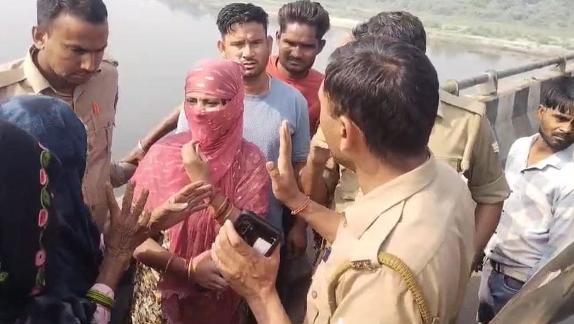 Police saved the life of a woman who was jumping into Yamuna