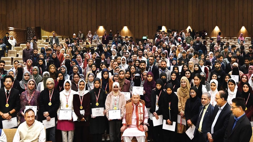 Amar Ujala Meritorious Award Ceremony: The faces of the meritorious lit up when they received the honour