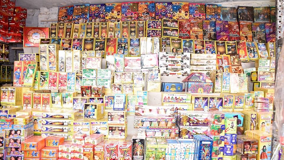 State GST team took action and imposed fine of 12 lakh on irregularities worth one crore in fireworks stock