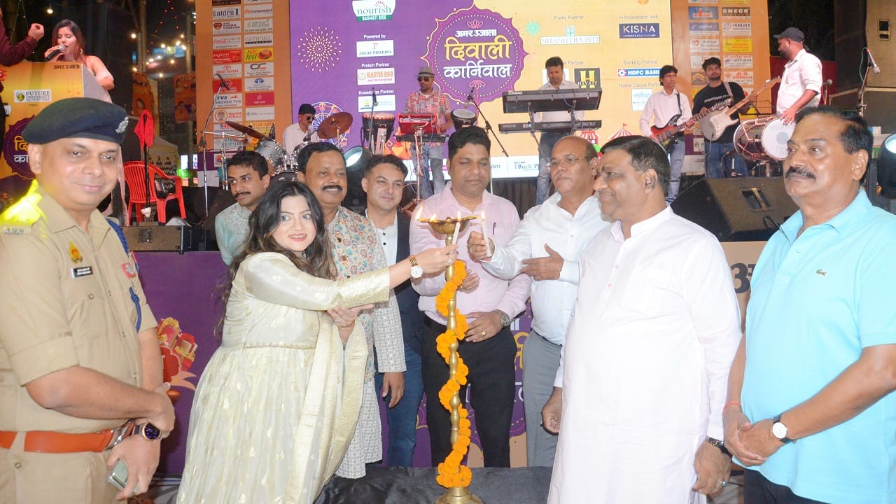 Singer Pooja Thackeray performed at Amar Ujala Diwali Carnival