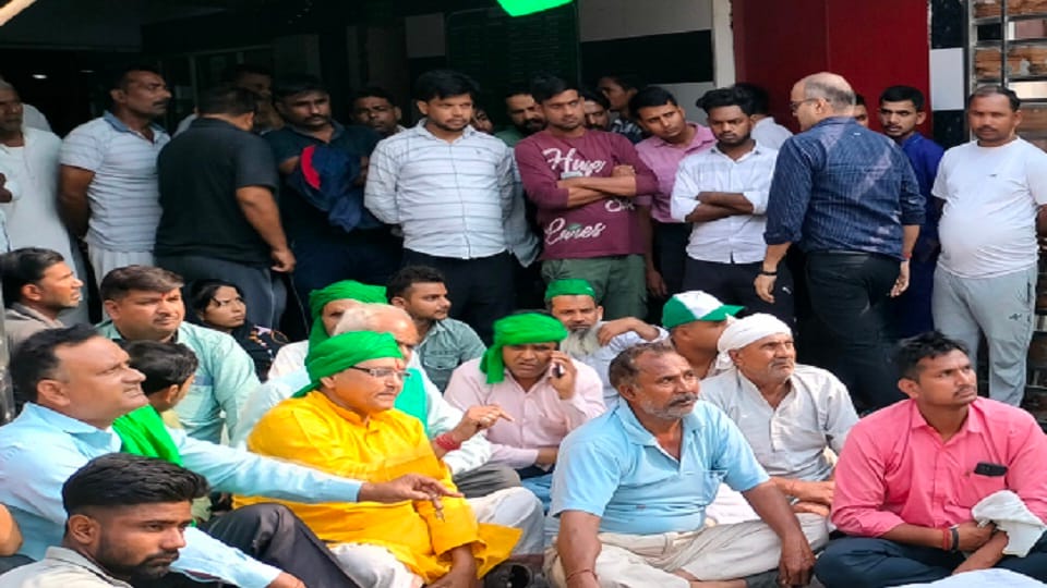 Meerut: Gave birth to a son after eight years of marriage, died after 24 hours, BKU created a ruckus