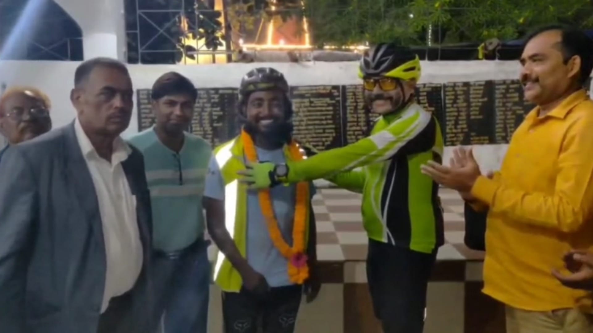 Bihar: Cyclist Shankar Thakur begins nationwide tour for environmental protection, welcomed in Aurangabad