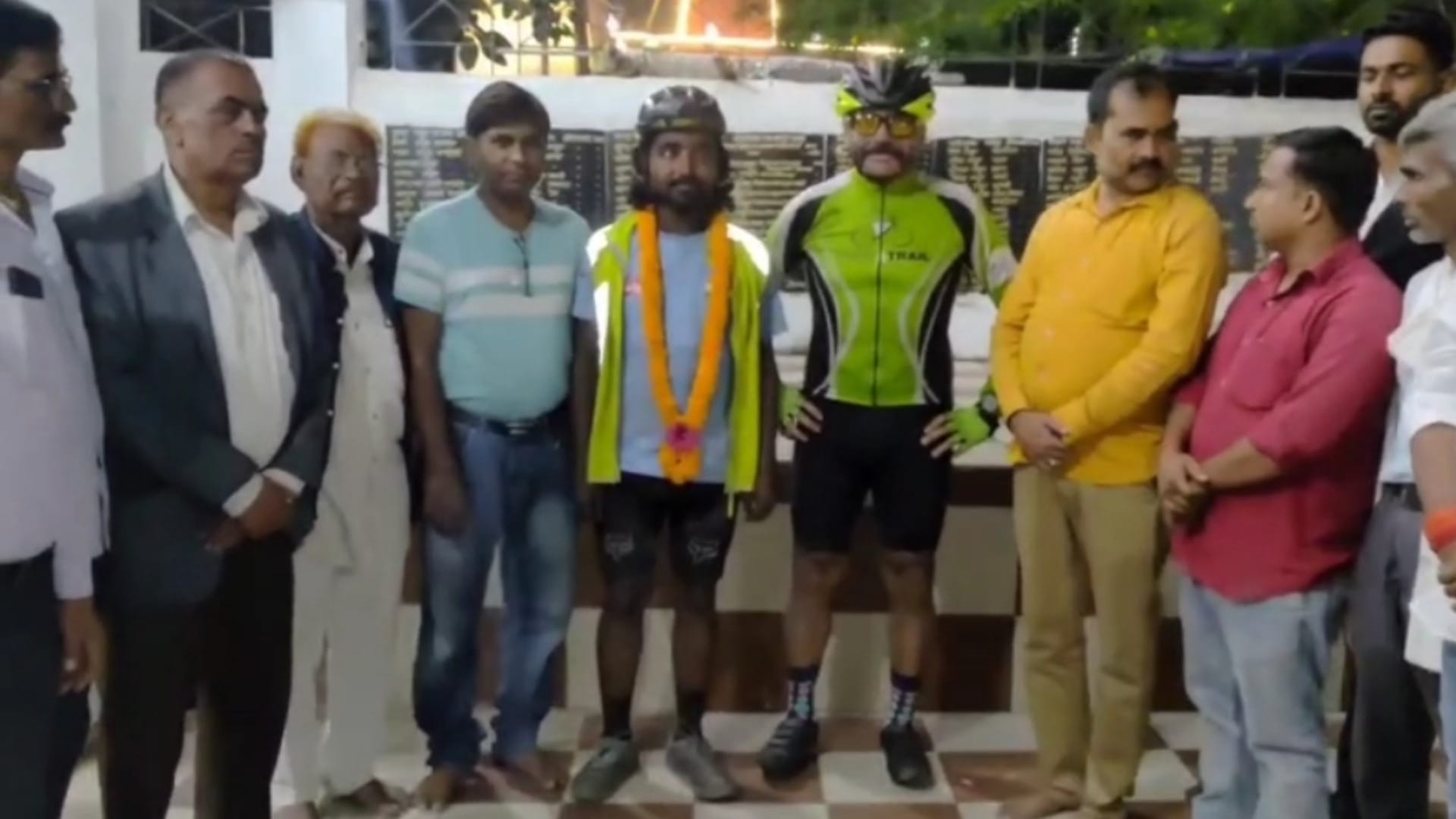 Bihar: Cyclist Shankar Thakur begins nationwide tour for environmental protection, welcomed in Aurangabad