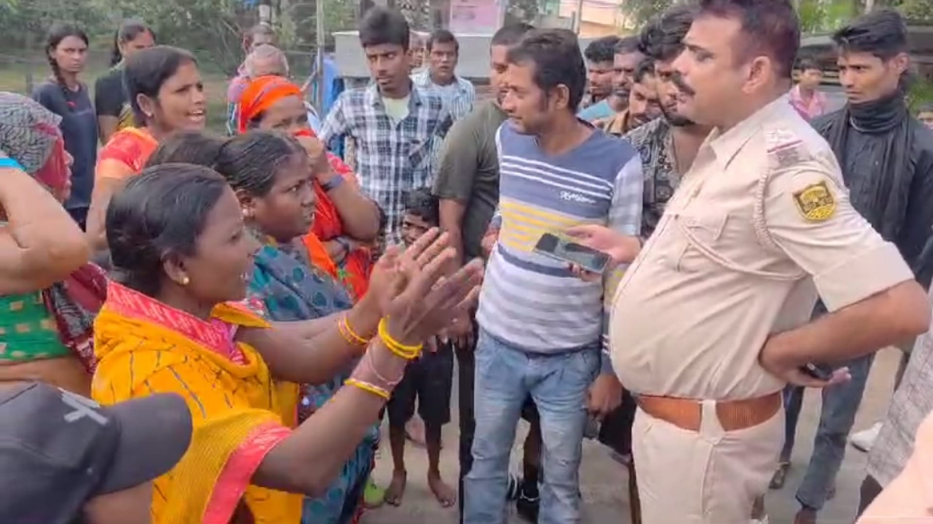 Bihar News: Aurangabad residents angry over garbage dumping near Adari river, reprimanded chief councilor