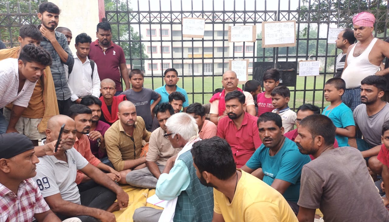 प्रदर्शन करते ग्रामीण।