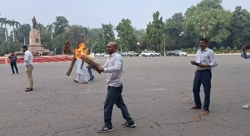 Bihar News : man raised slogans against bihar police while burning effigy near nitish kumar bihar cm house