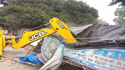 Bulldozer runs on encroachment on Nainital road in Bareilly