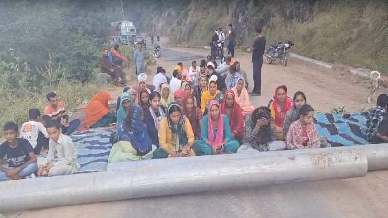 The people of Kaler Nakarana village blocked the road demanding closure of the liquor shop