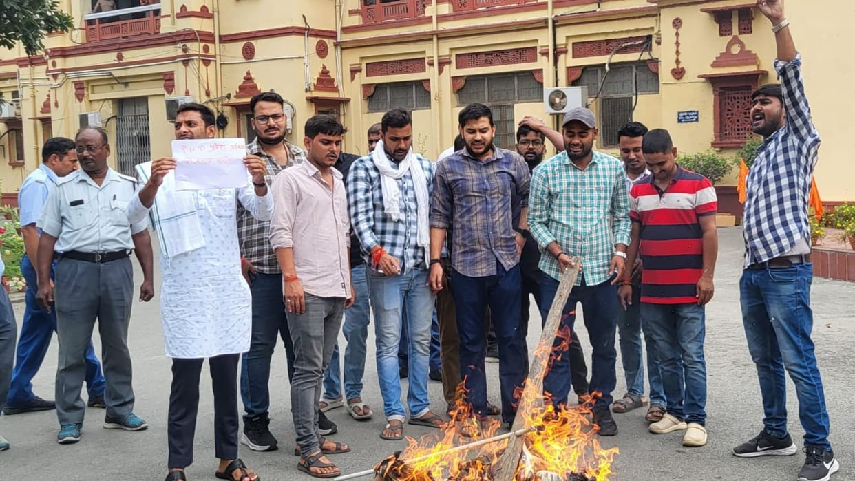 BHU Students protested and burnt effigy of Vice Chancellor