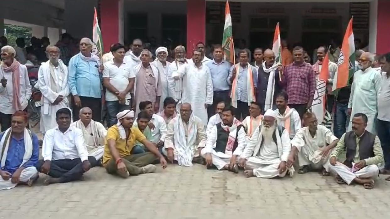 Congress protests at Tehsil surrounds officials over development issues