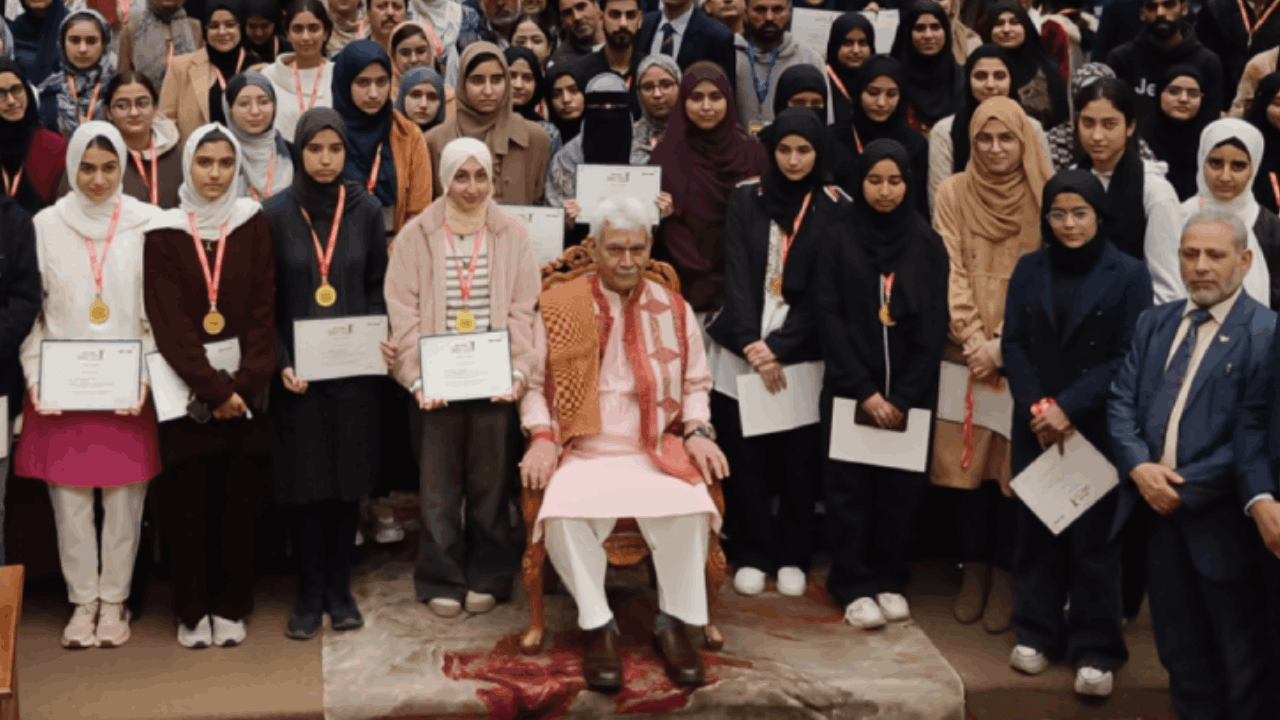 Amar Ujala Medhavi Samman Samaro LG met with brilliant students