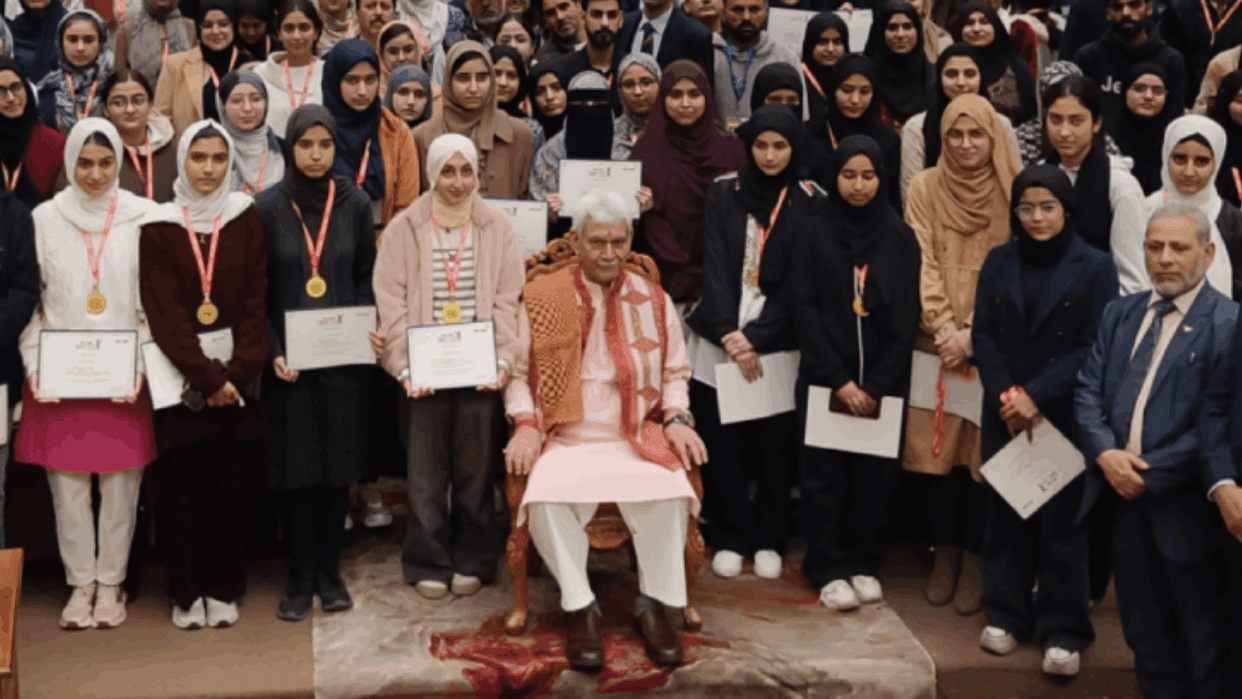 Amar Ujala Medhavi Samman Samaro LG met with brilliant students