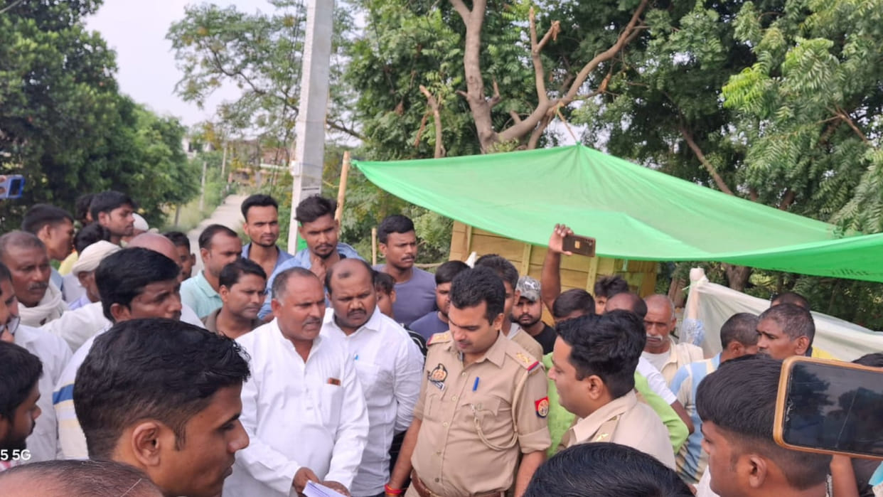 In Gorakhpur, local people expressed their displeasure regarding country liquor in the ninth festival.