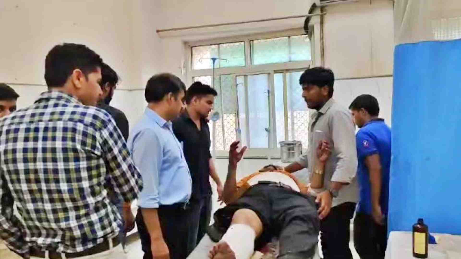 घटना को बाद घायल को अस्पताल में कराया गया भर्ती।
