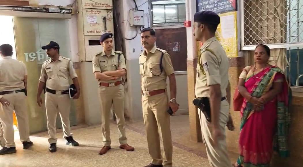 घटना की जानकारी लेते पुलिसकर्मी