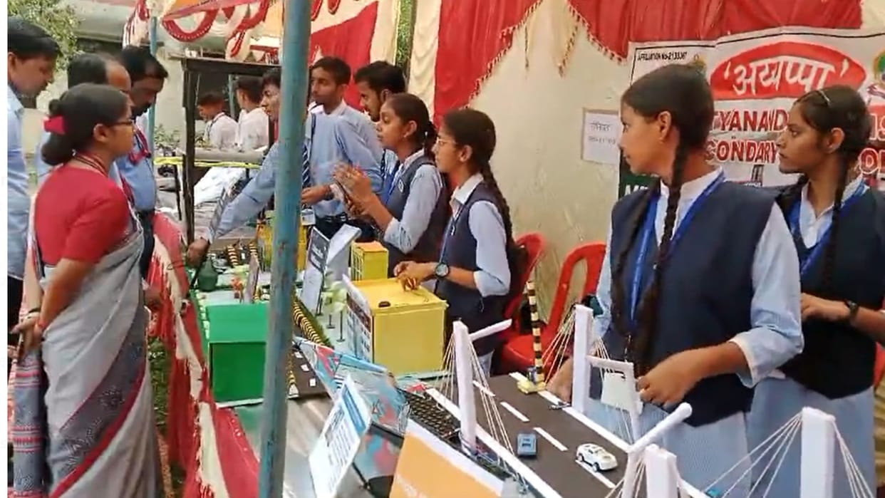 District level science model competition organized young scientists gave presentation attracted a lot