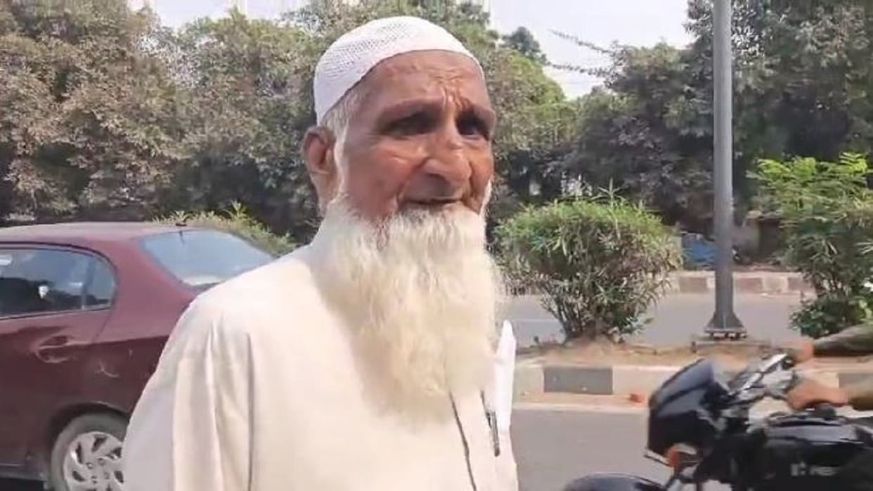 miscreant robbed 32 thousand rupees from the old man on gun point in bareilly