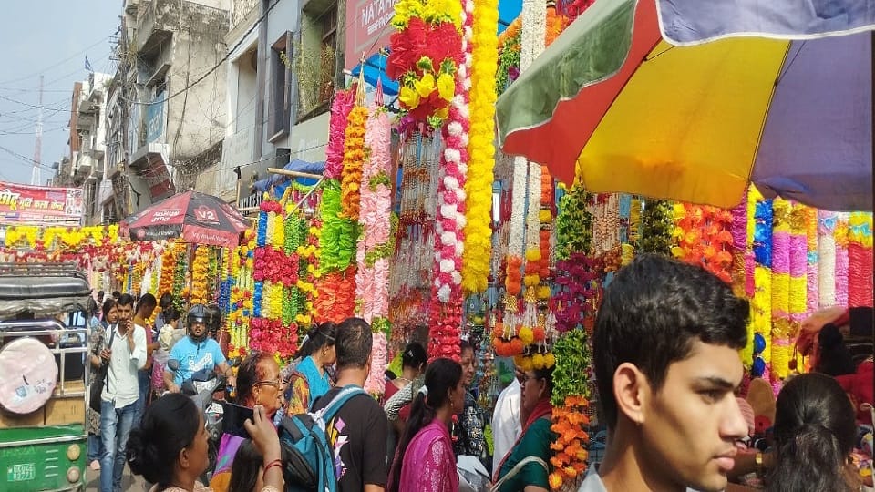crowds of buyers have started gathering in the Haldwani market before Dhanteras