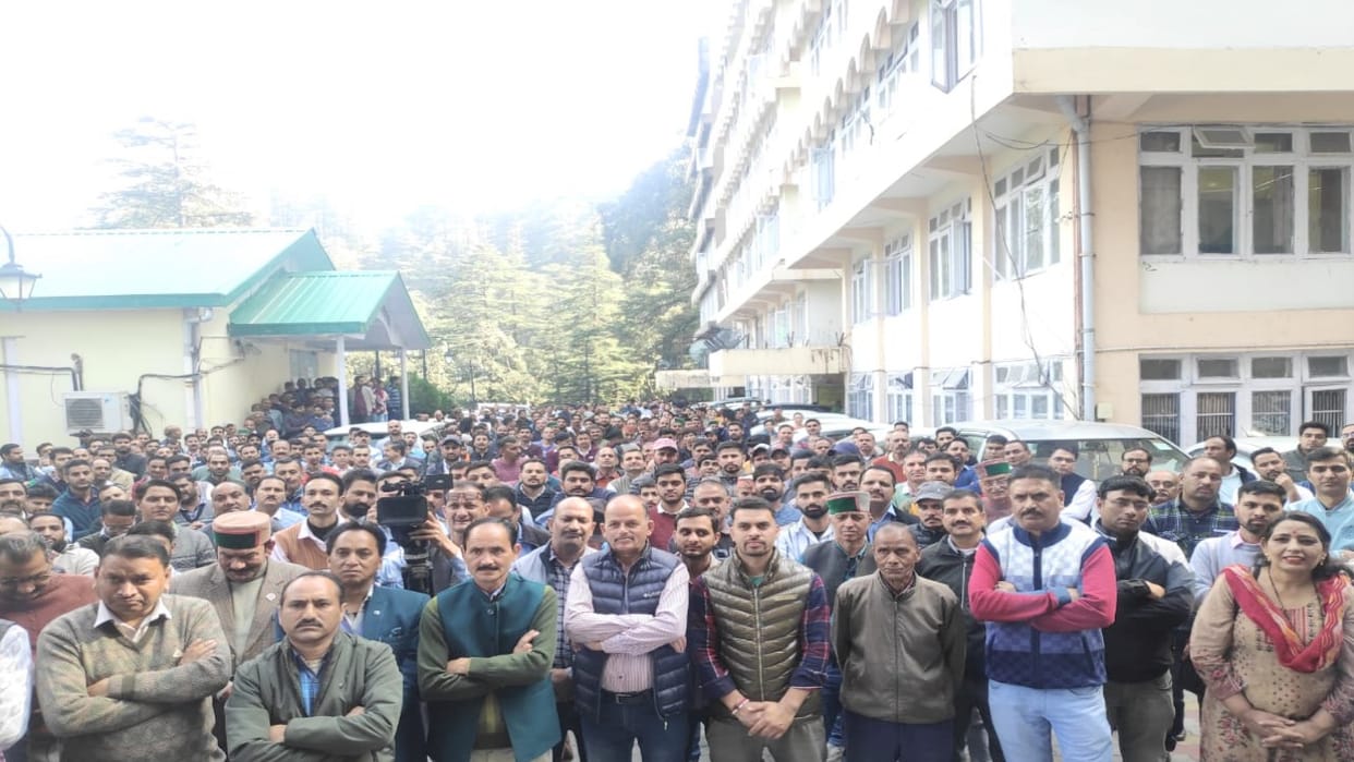 HP Electricity board employees threaten to lay siege to the Legislative Assembly; serve 21 day notice to the m
