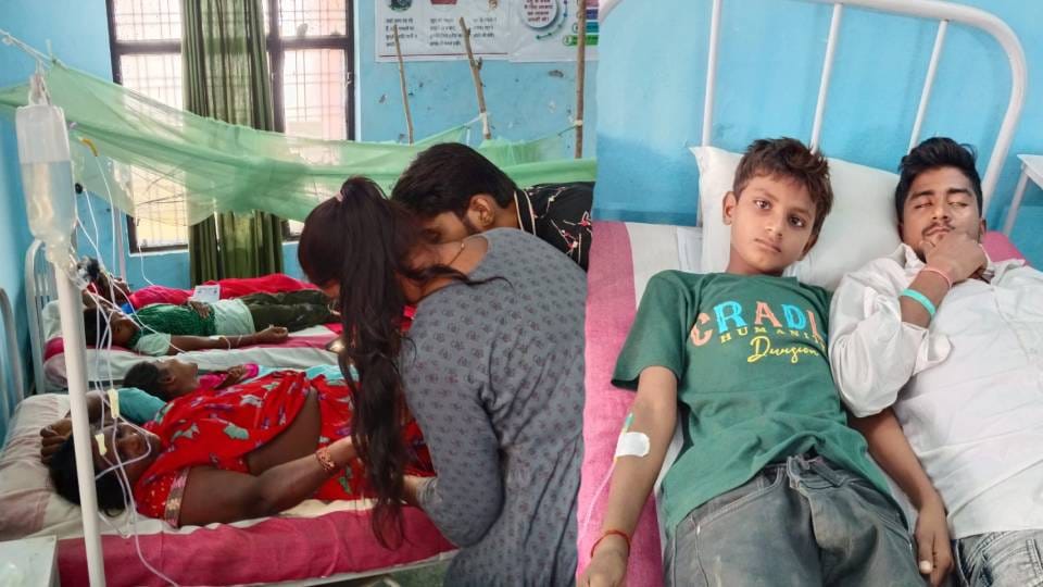76 people fell ill after eating food at birthday party in Gonda all people admitted to CHC