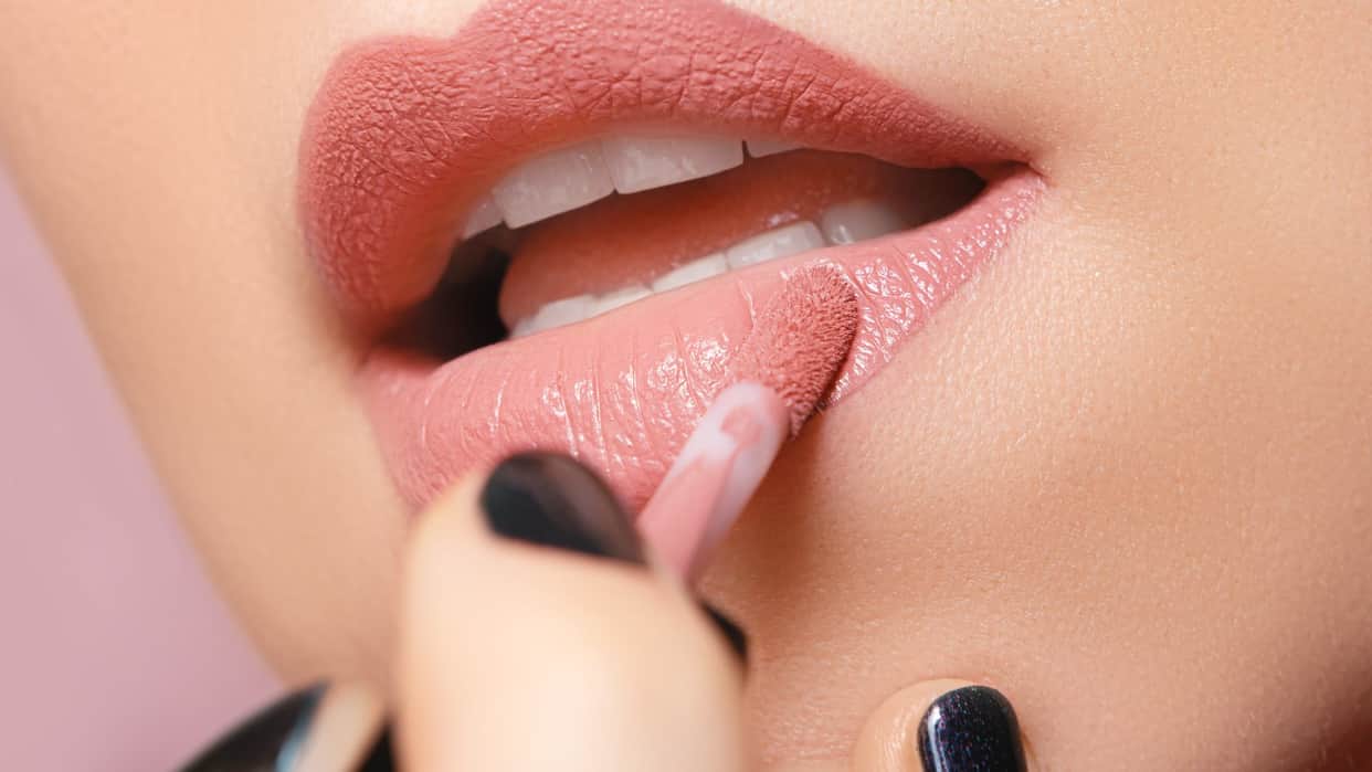 how to make your matte lipstick glossy in hindi matte lipstick ko glossy kaise banayein