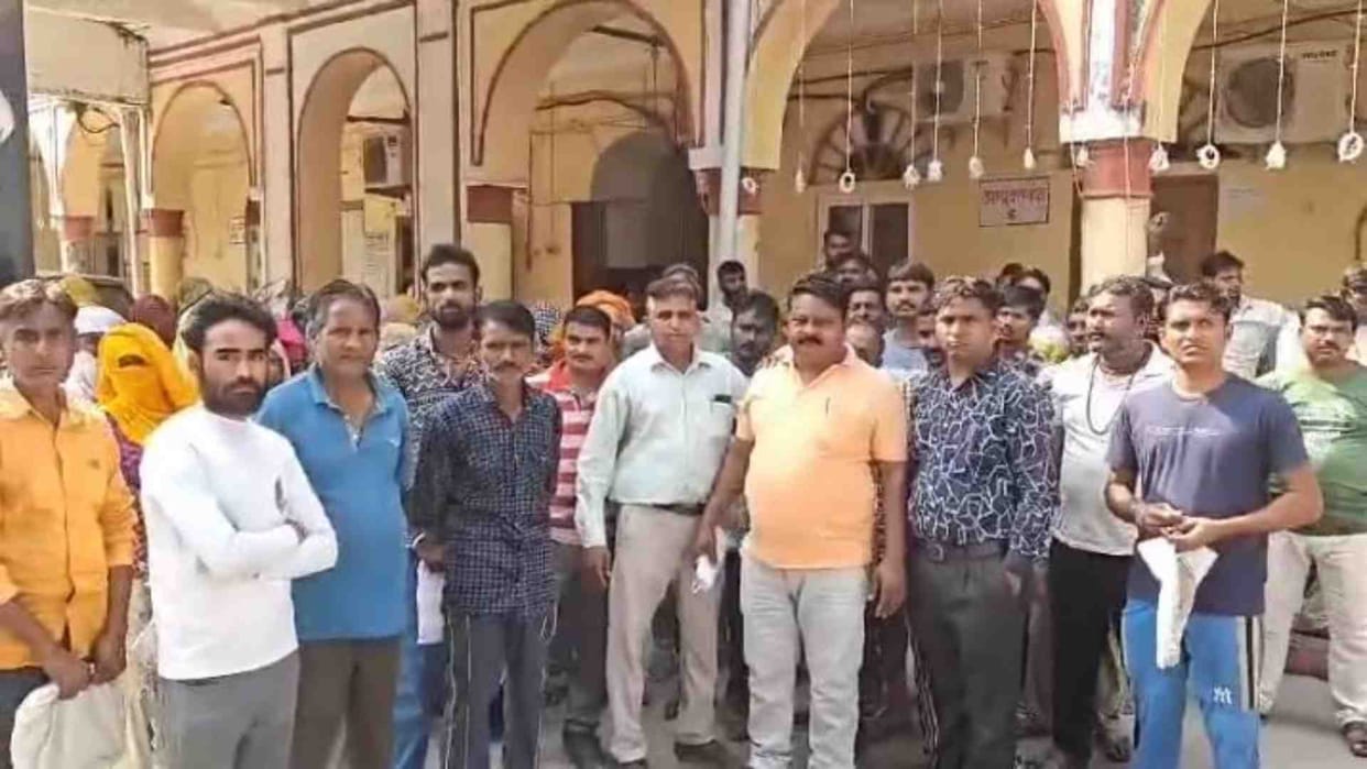 Alwar News: Sanitation workers protested in the municipal corporation