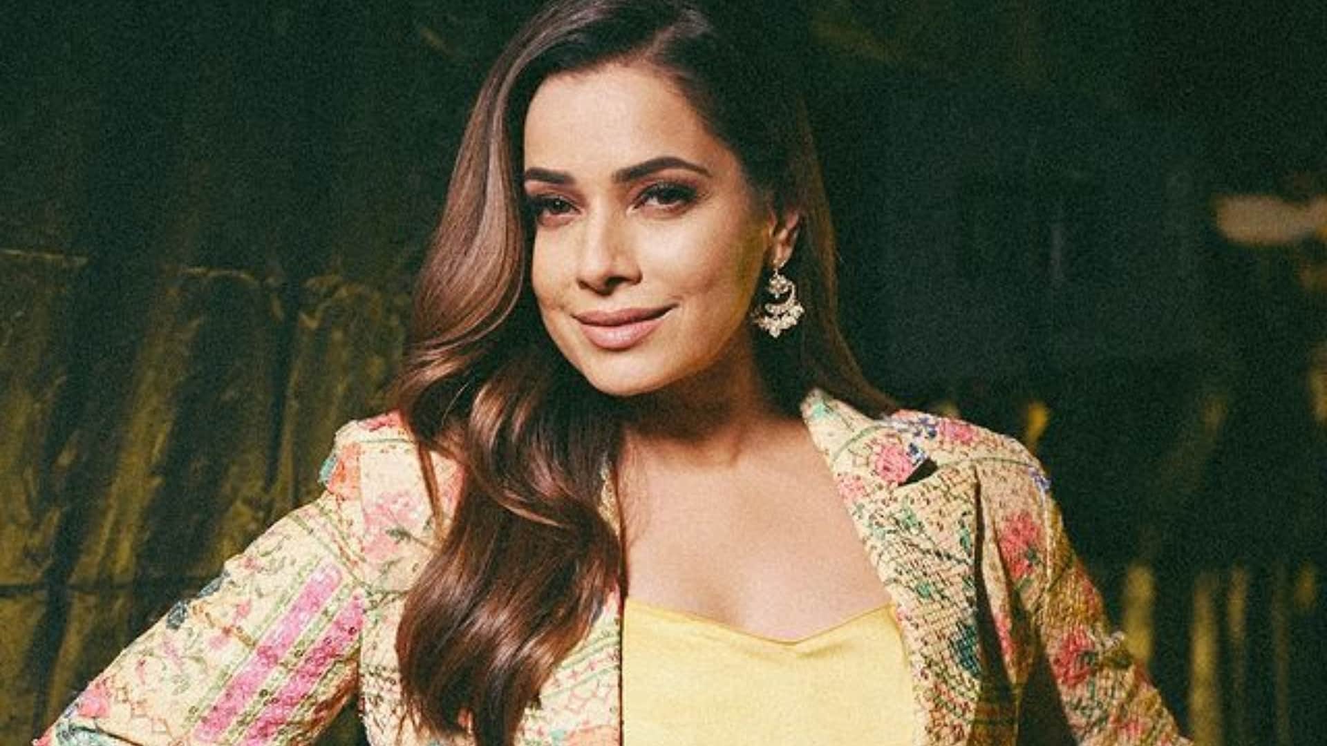 Neelam Kothari Recalls Burning Her Leg Due To Chunky Panday Mistake during Aag Hi Aag shooting